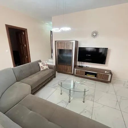 3 Bedroom 950m First Floor דירה מליאהה